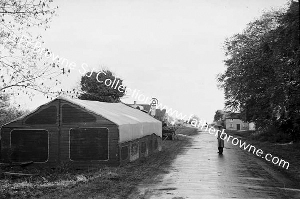 MR BYRNE WITH CUREWA CARAVAN AT NEW INN